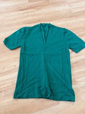 Women’s Short Sleeve V-Neck Shirt in Green